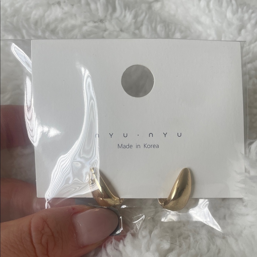 Gold Earrings

Gold metal- won’t turnish! 

Nyu Nyu- Korean brand